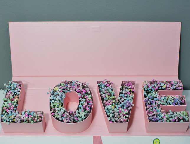 Cutie "LOVE" cu gipsofilă multicoloră foto